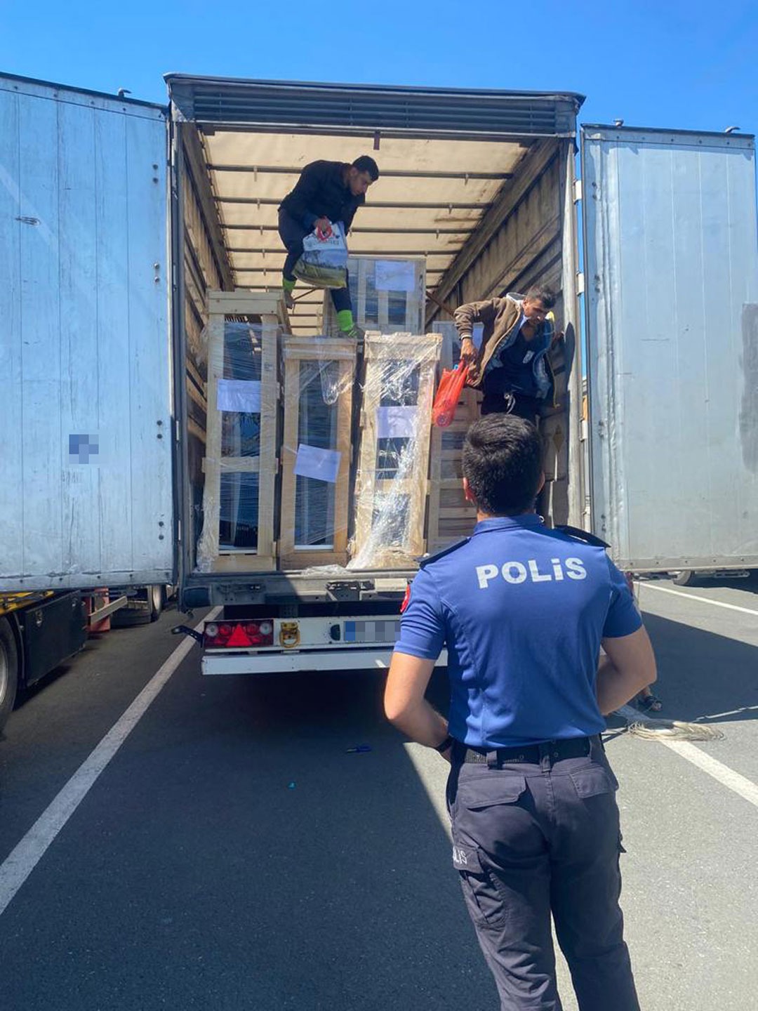 Türk Polisi Sırbistan ve Macaristan Sınır Kapılarında TIR Sürücülerimize Destek Olmaya Devam Ediyor