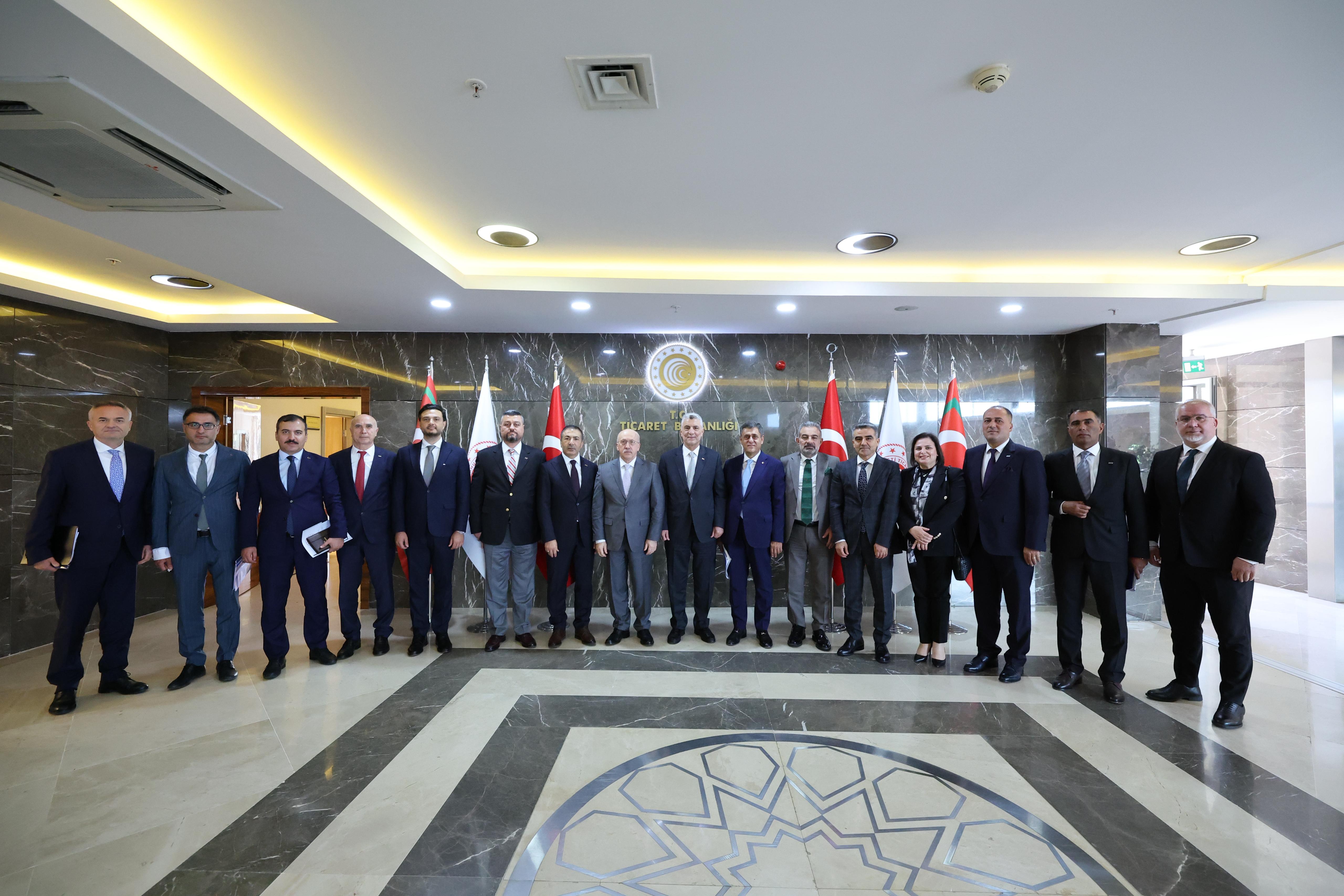 UND Başkanı Şerafettin Aras ve Yönetim Kurulu, Ticaret Bakanı Prof. Dr. Ömer Bolat ile Sektörel İstişare Toplantısı Gerçekleştirdi: Gümrük ve Transit Taşımacılık Masada