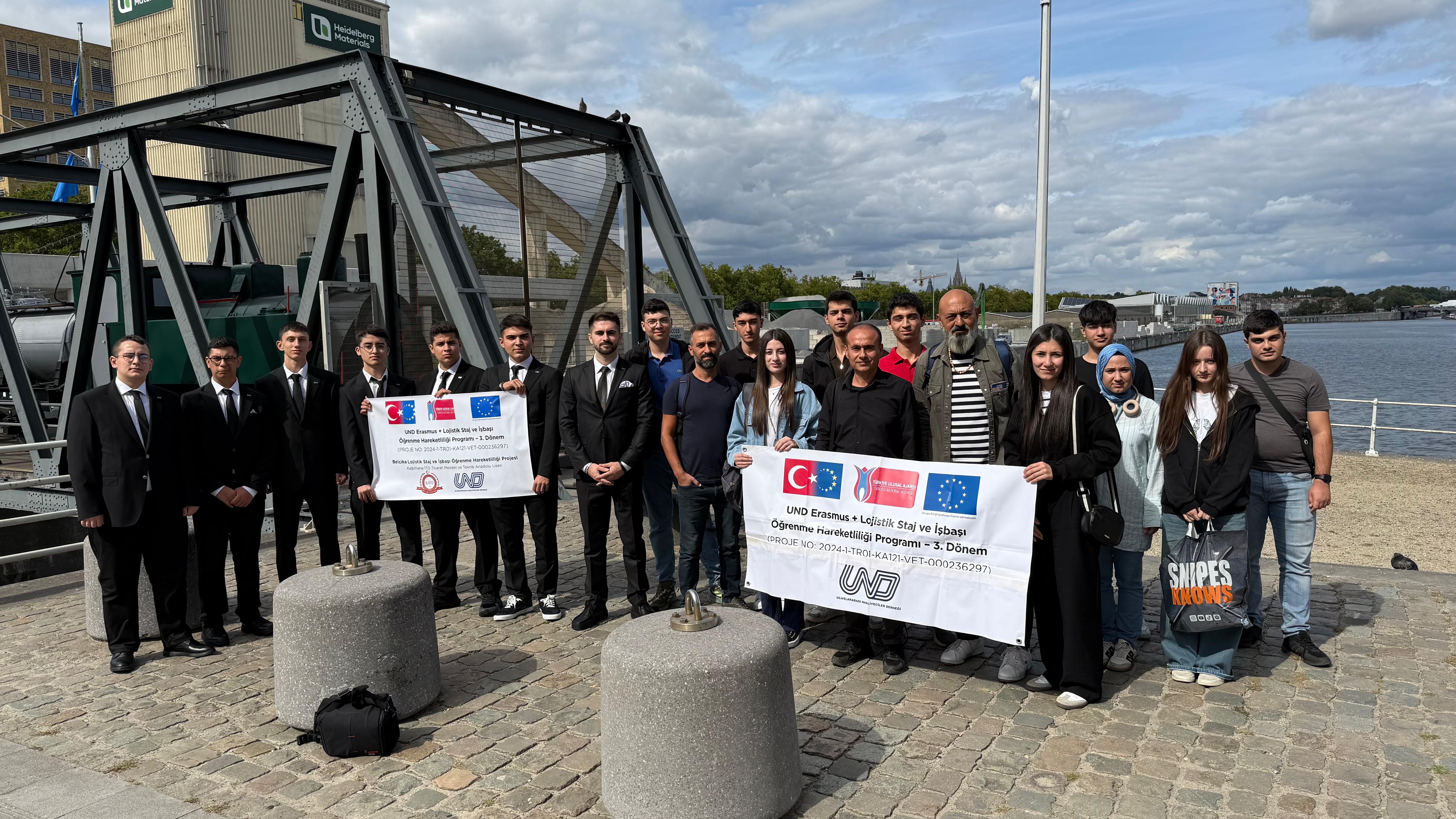 UND'nin Erasmus + Programı Kapsamında Belçika'da Staj Gerçekleştiren Lise Öğrencileri Avrupa'daki Lojistik Uygulamaları Yerinde Öğreniyor