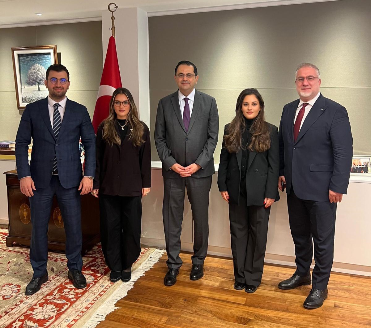 UND Heyeti Belçika Krallığı nezdinde Türkiye Cumhuriyeti Büyükelçisi Sayın Görkem Barış Tantekin’i makamında ziyaret etti.