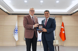 UND Başkanı Şerafettin Aras, Fark Yaratanlar Akademisi’nde Üniversite Öğrencileri ile Bir Araya Geldi