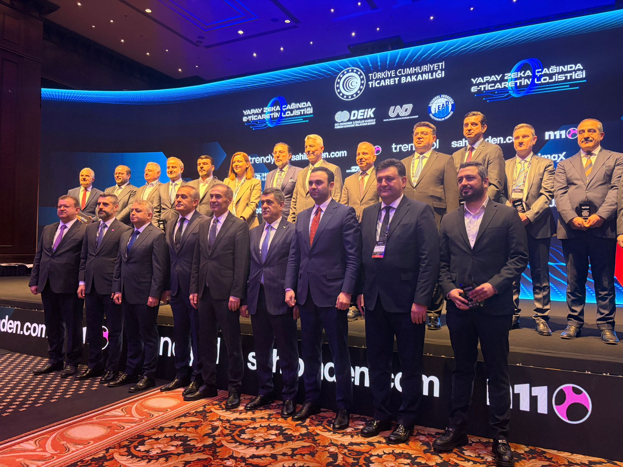 und-yonetim-kurulu-baskani-serafettin-aras-yapay-zek-caginda-e-ticaretin-lojistigi-zirvesi-nde-acilis-konusmasi-yapti-16880-2.jpg