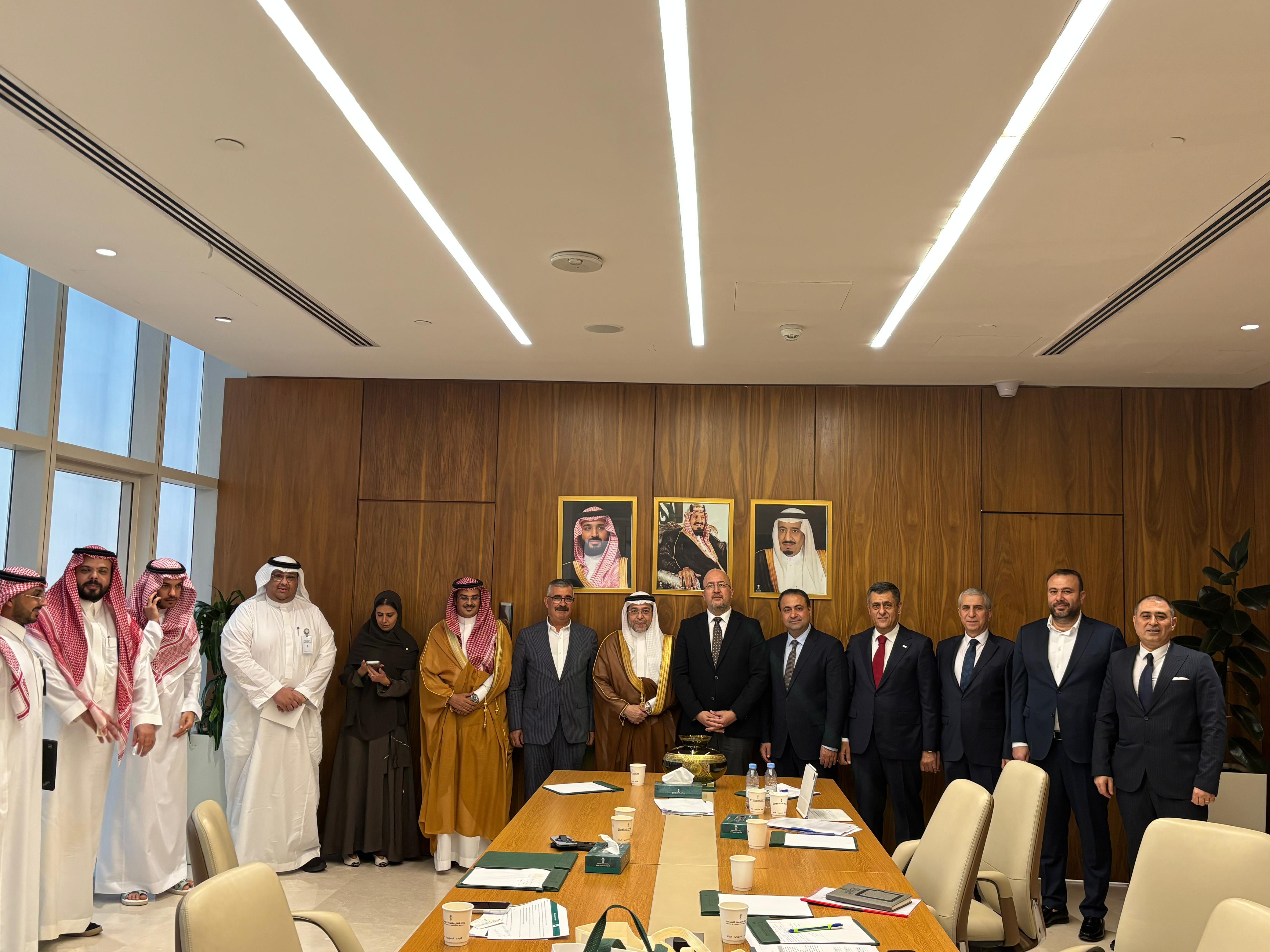 Türkiye heyeti, Riyad’da Suudi Arabistanlı Üç Bakan Yardımcısıyla Bir Araya Gelerek Türkiye–Suudi Arabistan Tedarik Zincirini ve İki Ülke Arasındaki Lojistik Bağlantıların Geleceğini Değerlendirdi.