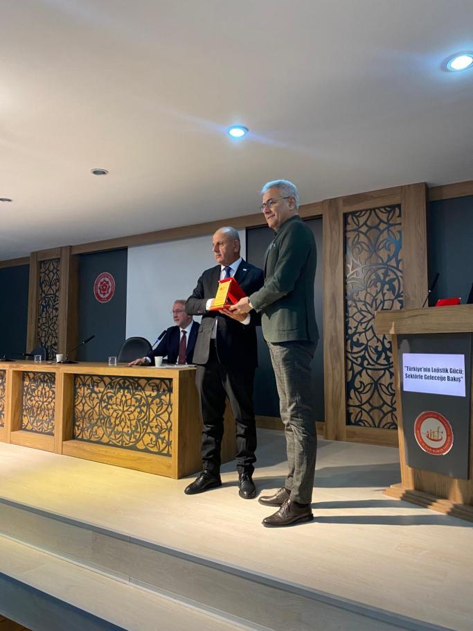 und-sivas-cumhuriyet-universitesi-ogrencileriyle-lojistigin-gelecegini-konustu-8.jpeg