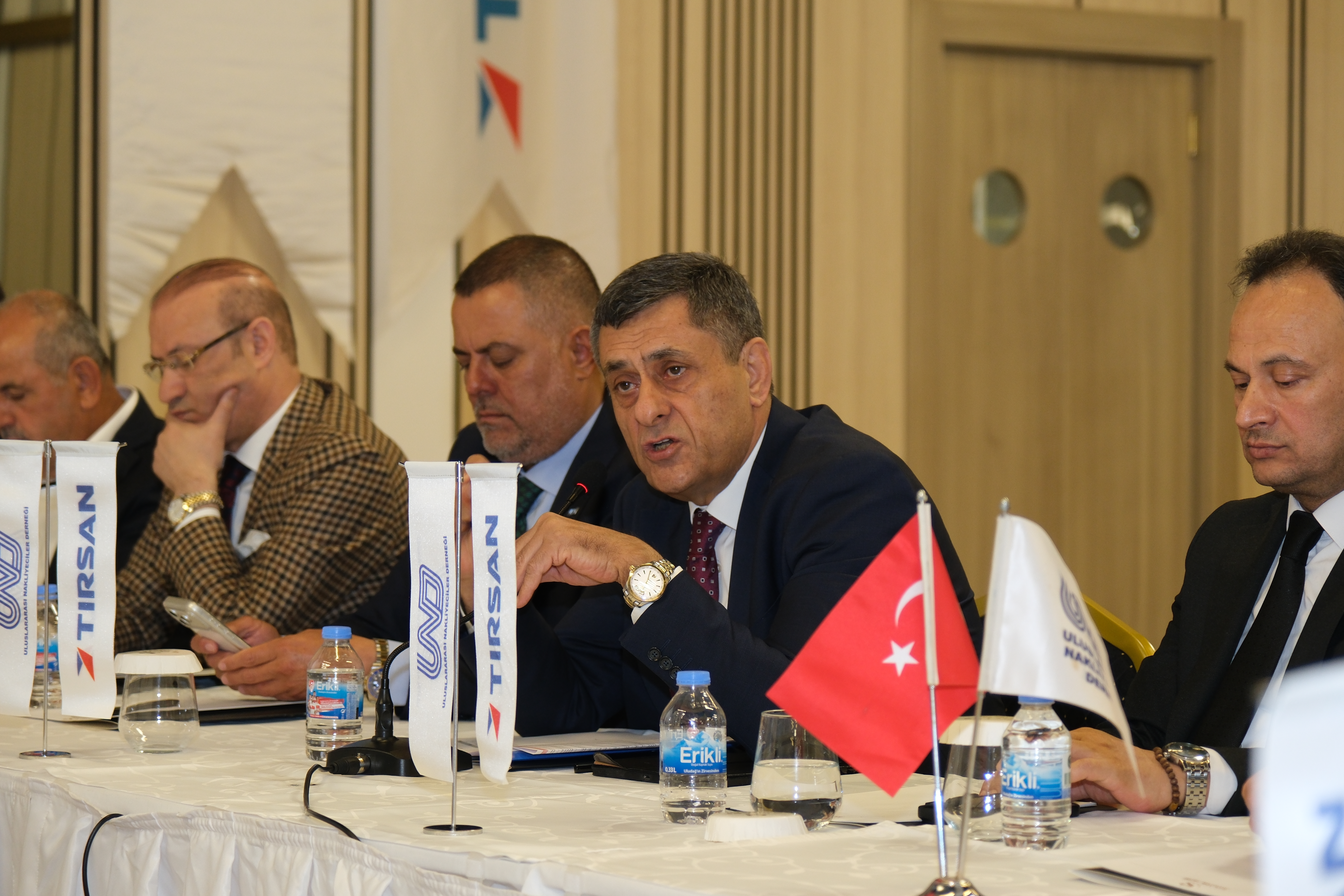 und-yonetim-kurulu-gaziantep-te-bolge-nakliyecileriyle-bulustu-17989-1.jpg