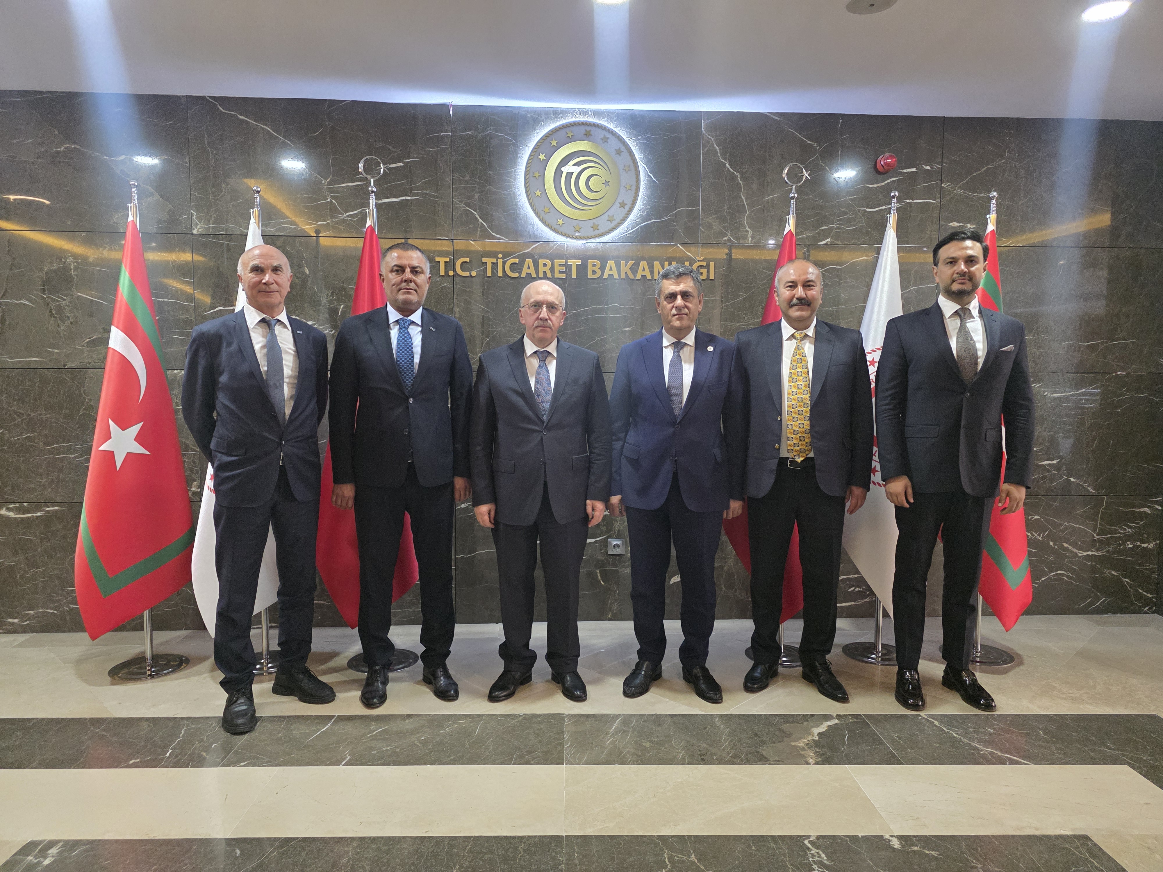 UND Başkanı Şerafettin Aras ve Yönetim Kurulu, Ticaret Bakan Yardımcısı Sezai Uçarmak ile Sınır Kapılarındaki Geçiş Krizini Görüştü