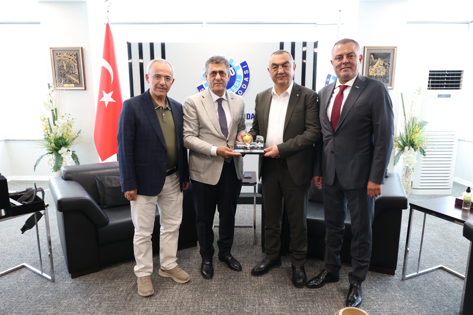 baskan-serafettin-aras-ve-und-yonetimi-kso-baskani-buyuksimitci-ile-kayseri-nin-lojistik-gelecegini-gorustu-21245.jpg