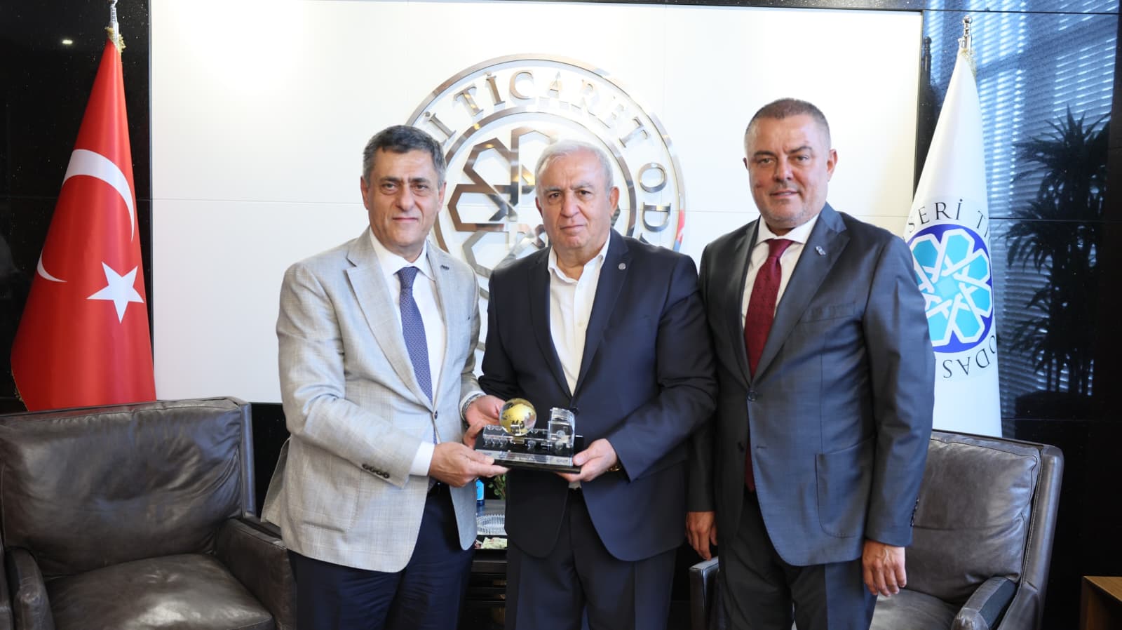 kayseri-ticaret-odasinda-ticaret-ve-lojistik-bulusmasi-serafettin-aras-ve-und-yonetimi-is-dunyasiyla-bir-araya-geldi-21244-1.jpg