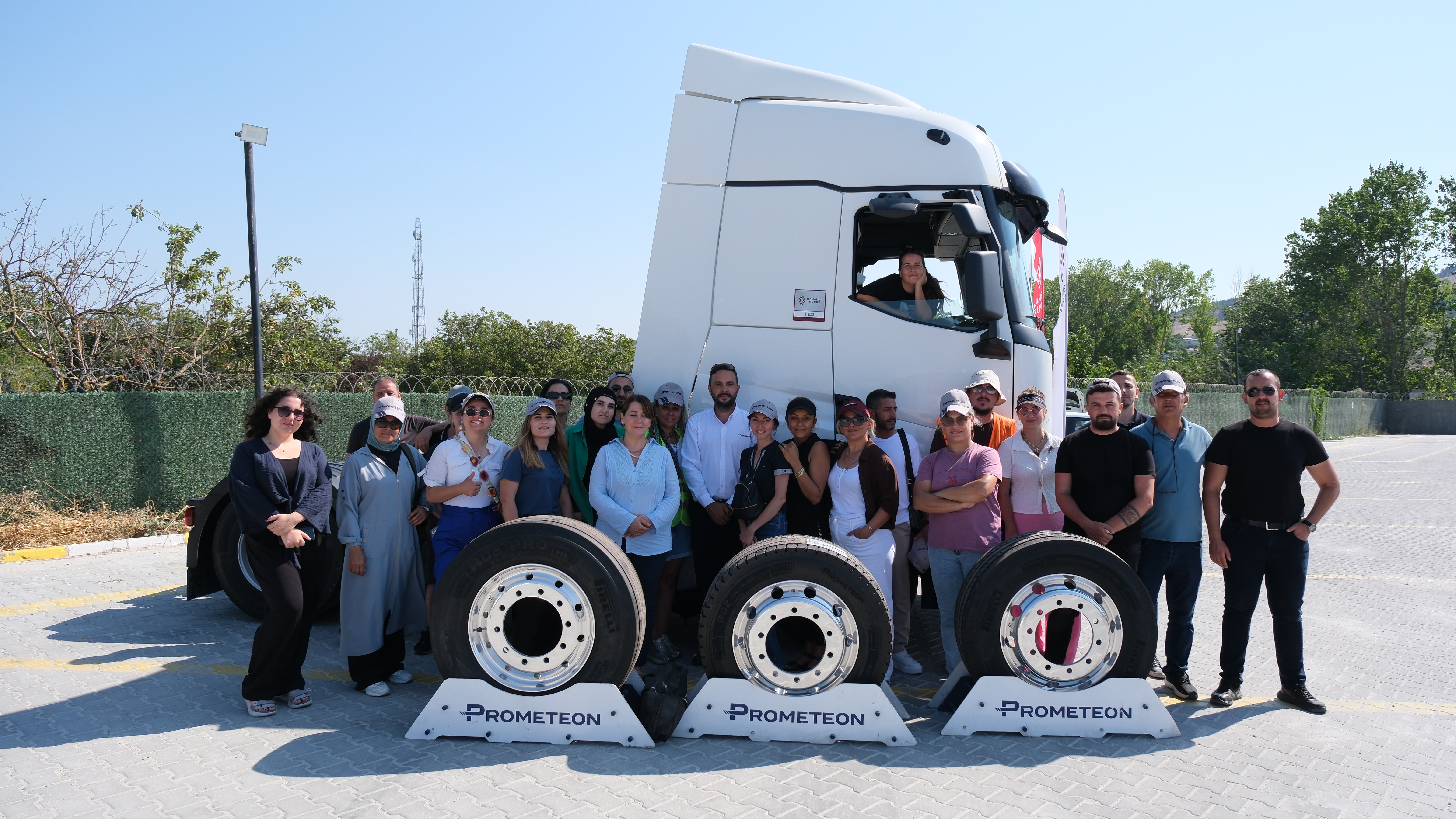 sektorun-kolektif-gucuyle-und-kadin-tir-surucu-akademisi-3-donem-mezunlarini-verdi-21326-3.jpg