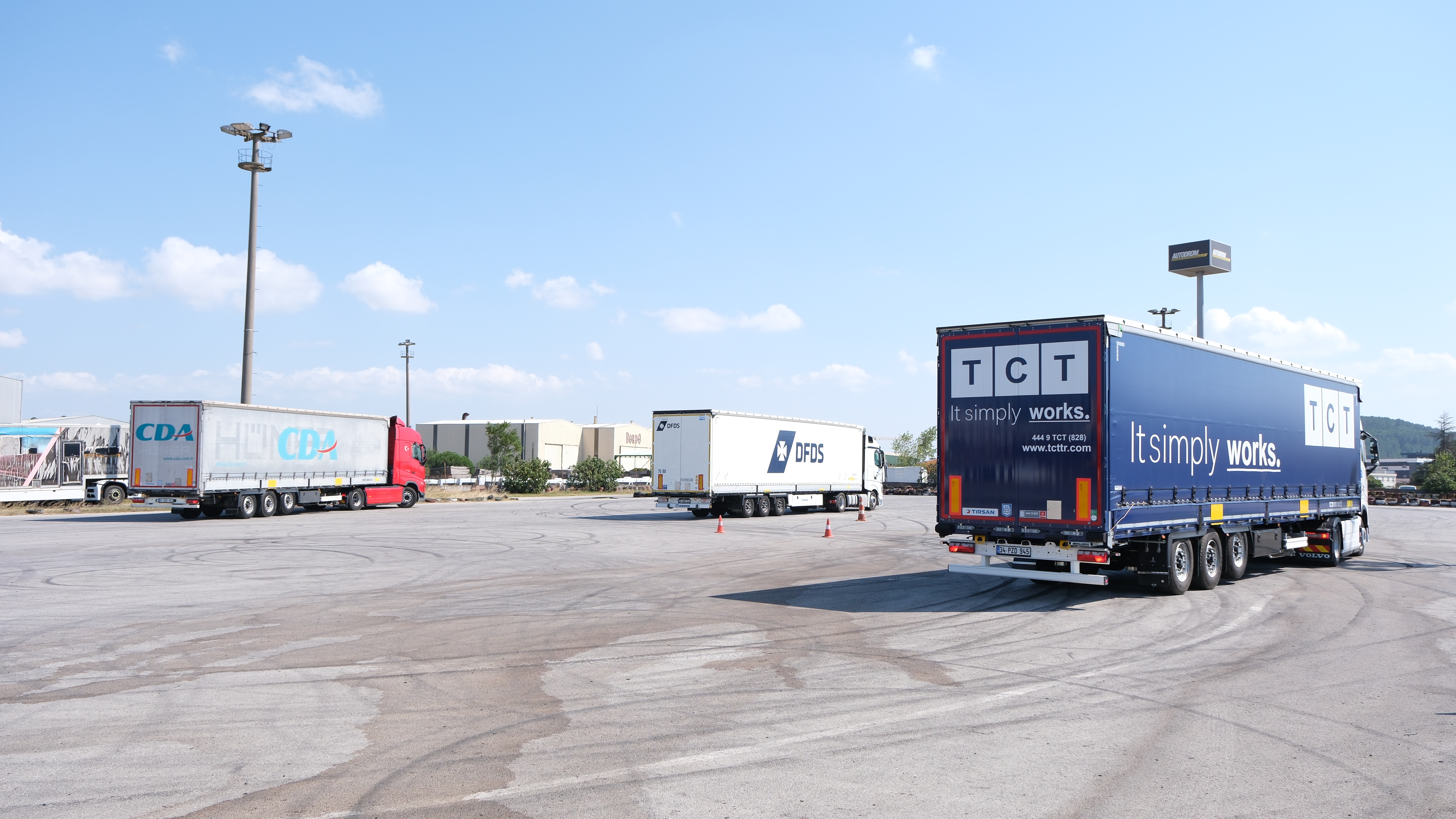 sektorun-kolektif-gucuyle-und-kadin-tir-surucu-akademisi-3-donem-mezunlarini-verdi-21326-4.jpg
