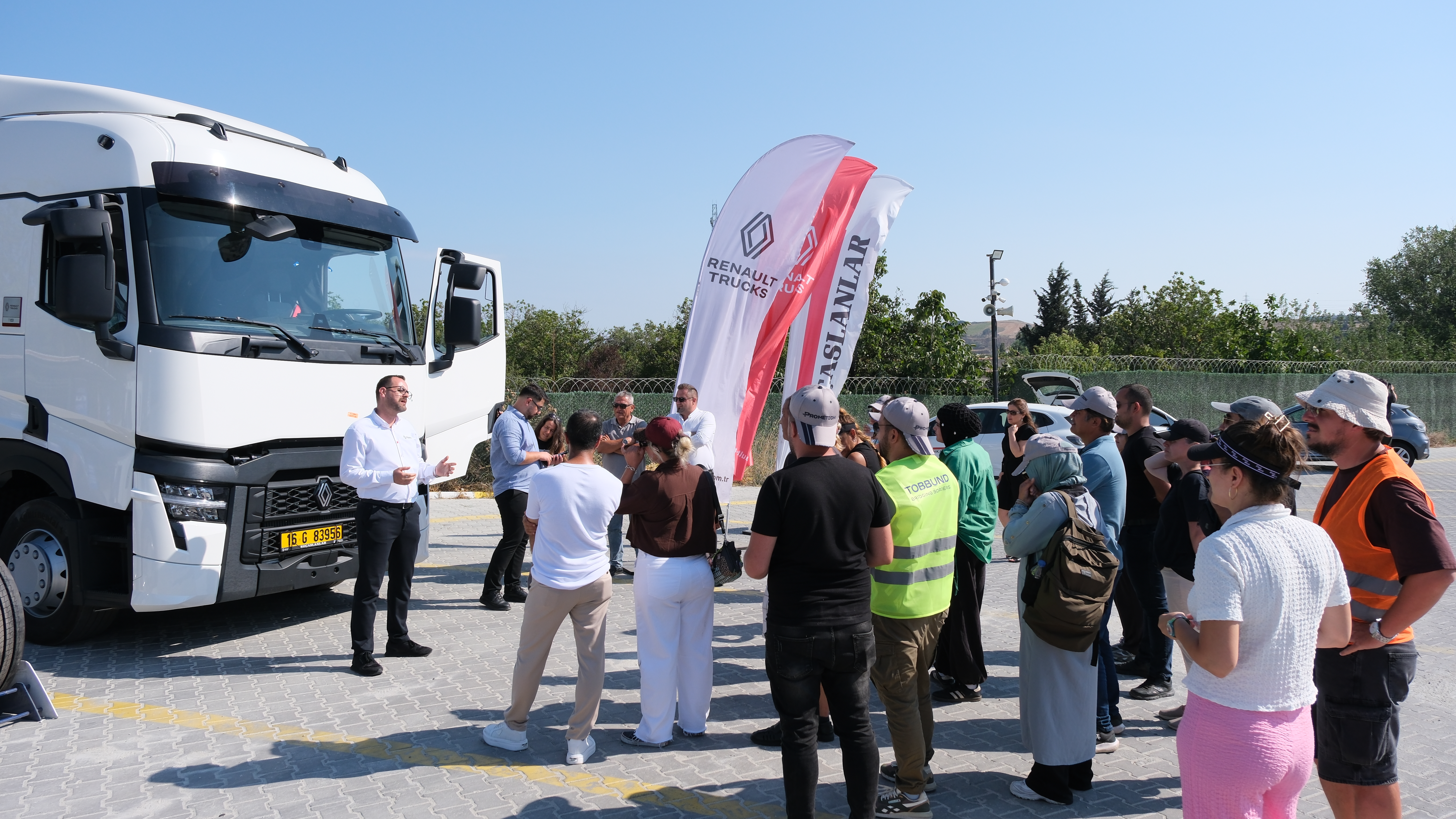sektorun-kolektif-gucuyle-und-kadin-tir-surucu-akademisi-3-donem-mezunlarini-verdi-21326-5.jpg