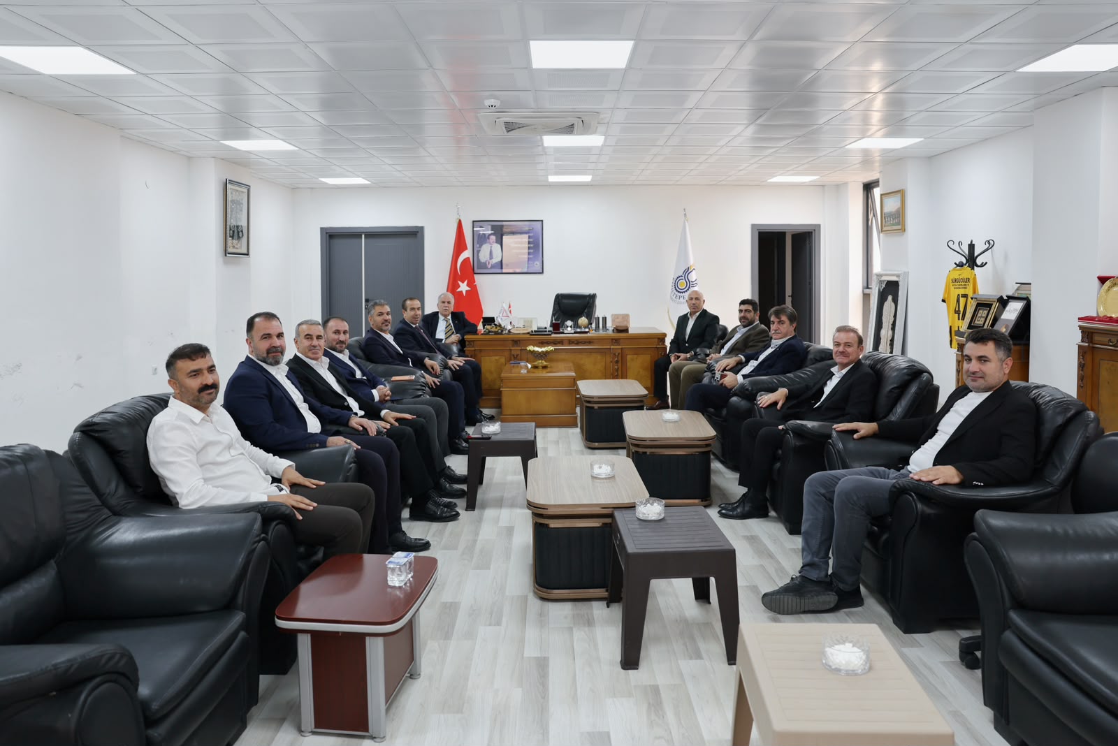ak-parti-genel-merkez-mkyk-uyesi-mustafa-ozkan-dan-und-kiziltepe-ofisi-ne-ziyaret-21570.jpg