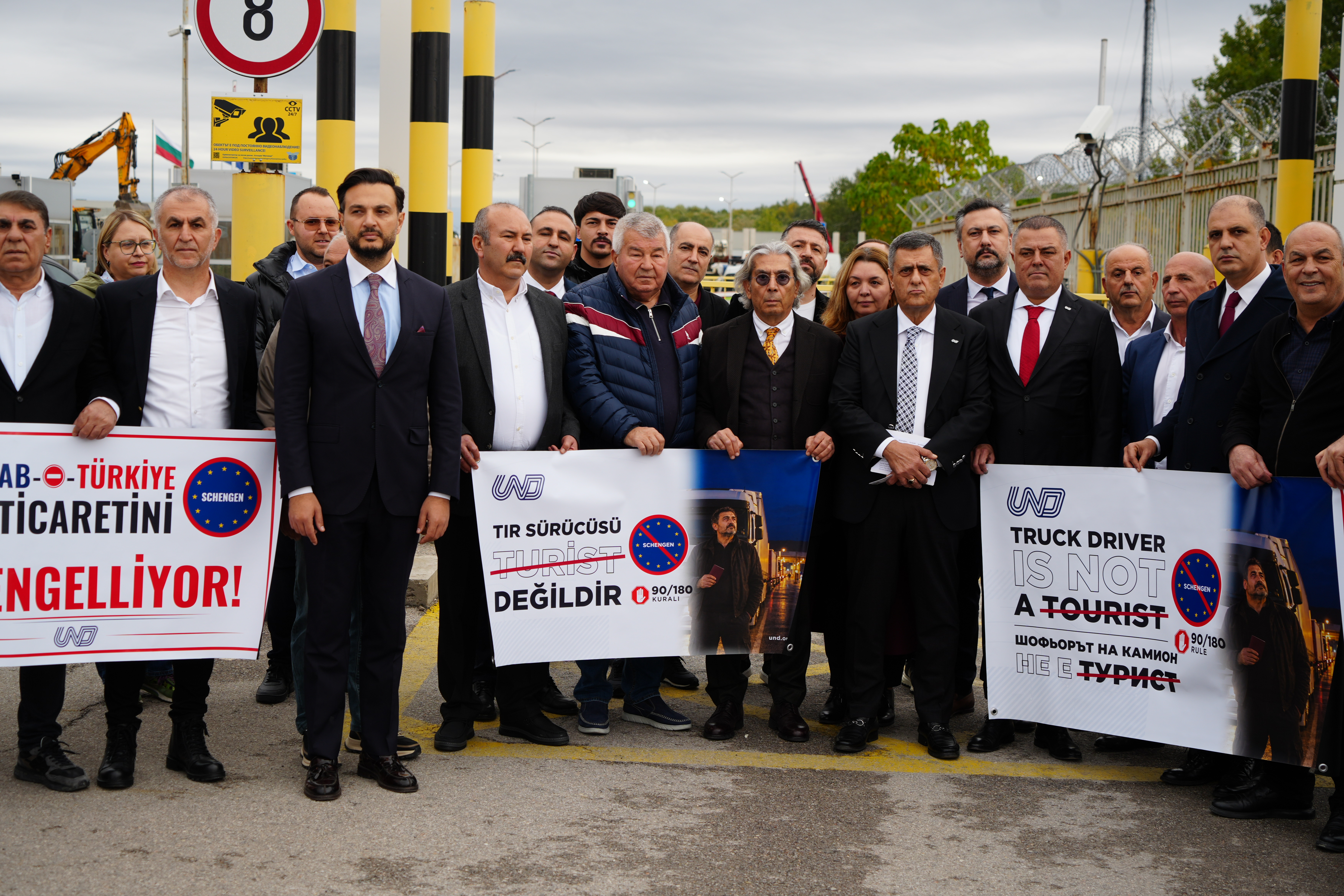 und-baskani-aras-surucu-turist-degildir-surucunun-yolunu-kesmek-ticareti-durdurmaktir--21641-3.jpg