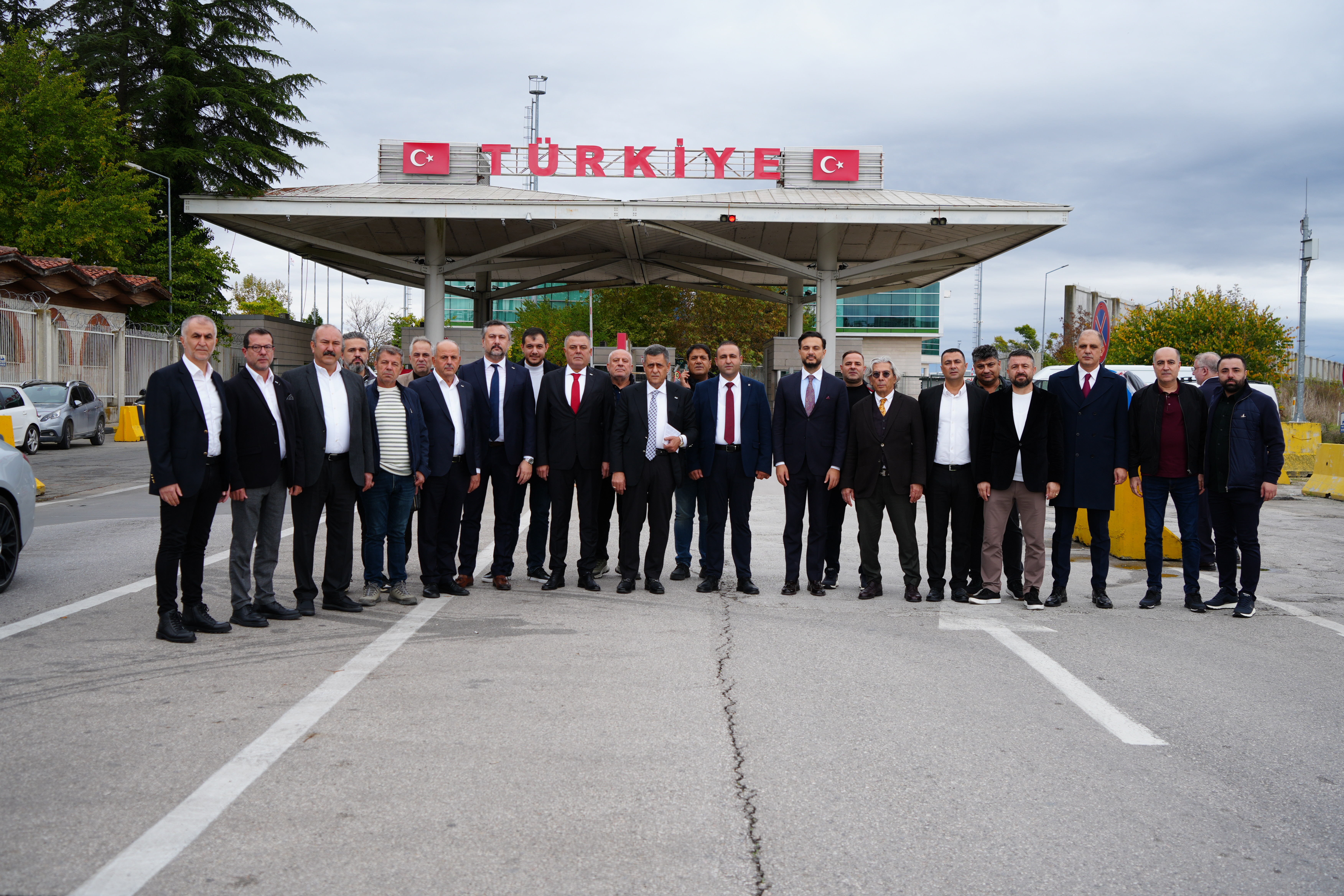 und-baskani-aras-surucu-turist-degildir-surucunun-yolunu-kesmek-ticareti-durdurmaktir--21641.jpg